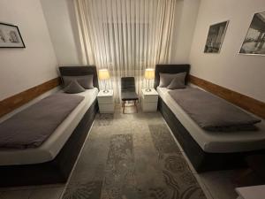um quarto com duas camas e duas mesas de cabeceira em Hotel zum Schiffchen em Brüggen