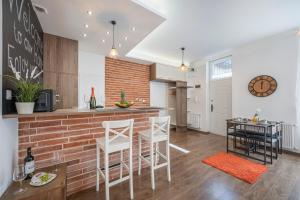 een keuken en een woonkamer met een bakstenen muur bij Design Home @ Rumbach in Boedapest +24 foto's