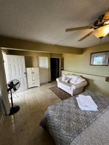 ein Schlafzimmer mit einem Bett, einem Sofa und einer Tür in der Unterkunft Boscobel Hideaway in Boscobel