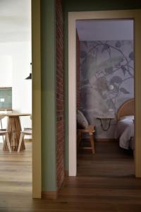um quarto com uma cama e uma parede de tijolos em Sky and Vineyards - Nespolo - em La Morra