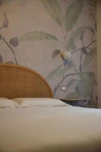 um quarto com uma cama com uma parede floral em Sky and Vineyards - Nespolo - em La Morra