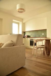 uma sala de estar com um sofá e uma mesa em Sky and Vineyards - Nespolo - em La Morra
