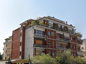 ローマにあるAurelia Flatの赤レンガ造りの建物で、バルコニーと植物が備わります。