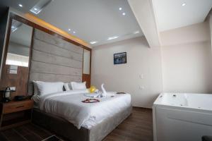 Een bed of bedden in een kamer bij Tuia pyramids hotel