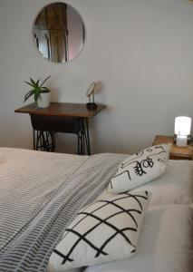 Apartment Ematours في بوزيغا: غرفة نوم بسرير ومرآة وطاولة