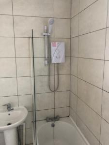 bagno con doccia e lavandino di Fast book Homes. Close to Uni a Hull