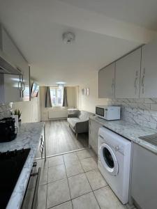 cocina con lavadora y secadora en una habitación en Modern 1 Bed Flat In Derby City, en Derby