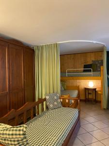 Camera con 2 letti e un tavolo con una scrivania di Baita Reale ad Alagna Valsesia