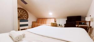 a bedroom with a white bed and a chair at Chill and Fun - Matosinhos - ONLY ROOM in Matosinhos