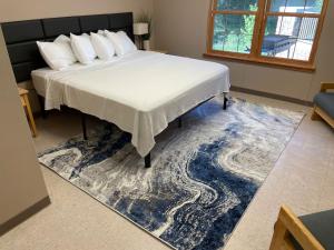 Postel nebo postele na pokoji v ubytování Fireside Lodge at Lost Trails