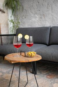 zwei Gläser Wein und eine Schale Zitronen auf dem Tisch in der Unterkunft Residenza Borgo Valpolicella in SantʼAmbrogio di Valpolicella