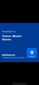 una pantalla de teléfono móvil con una caja de texto azul en Venice -Mestre Rooms, en Mestre