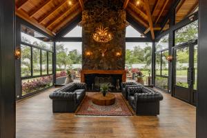 sala de estar con muebles de cuero y chimenea en LAS HOTEL BOUTIQUE, en Foz do Iguaçu