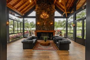 uma sala de estar com mobiliário de couro e uma lareira em LAS HOTEL BOUTIQUE em Foz do Iguaçu
