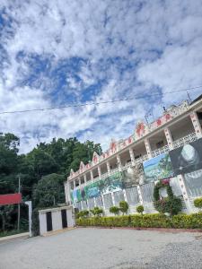 a building with a mural on the side of it at HOTEL ESTRELLA HUASTECA in Aquismón