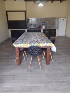 un tavolo in una cucina con una tovaglia di Paz y Eva a Salta