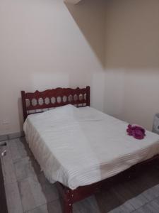 un letto con un fiore viola sopra di Paz y Eva a Salta