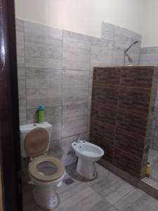 un bagno con un water e un lavandino di Paz y Eva a Salta