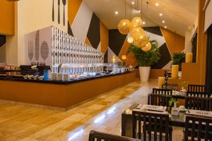 La sala de estar o bar de Oh! Cancun - The Urban Oasis & beach Club