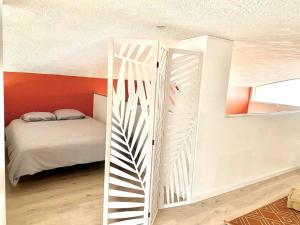 Schlafzimmer mit einer Leiter, die zu einem Bett führt in der Unterkunft Le Bon Appart à Saint Cyprien in Saint-Cyprien