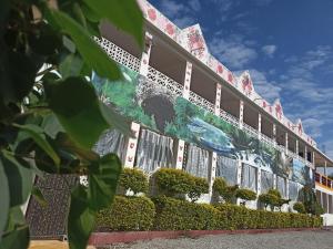 un edificio con un mural en el costado en HOTEL ESTRELLA HUASTECA en Aquismón