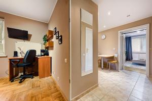 biuro z biurkiem i krzesłem w pokoju w obiekcie Apartament Kapelanka CoWork w Krakowie