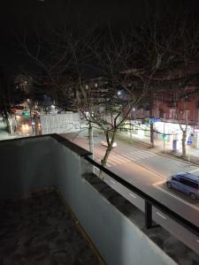 Blick auf eine Straße in der Nacht mit einem Auto in der Unterkunft Comfortable apartment Kutaisi. in Kutaissi