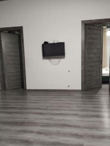 ein leeres Zimmer mit einem TV und einem Basketballkorb in der Unterkunft Comfortable apartment Kutaisi. in Kutaissi
