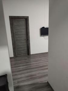 Zimmer mit Tür und Holzboden in der Unterkunft Comfortable apartment Kutaisi. in Kutaissi