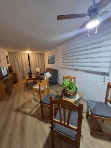 un salon avec des chaises et un canapé dans l'établissement Apartamento delfin verde, à Benalmádena