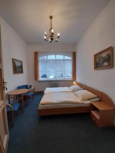 ロンデク・ズドルイにあるWilla Janinaのベッドルーム(大型ベッド1台、テーブル付)