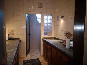 cocina con fregadero y ducha en una habitación en Apartamento playero Privado WiFi- MorroJable en Morro del Jable