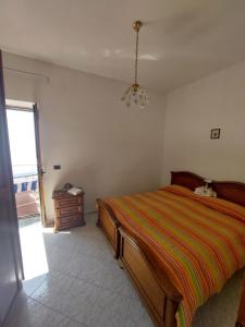 阿马尔菲Casa Orizzonte的一间带床和吊灯的卧室 更多30张照片