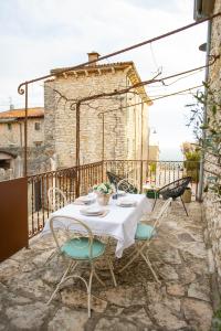 einen Tisch und Stühle auf dem Balkon eines Hauses in der Unterkunft Residenza Borgo Valpolicella in SantʼAmbrogio di Valpolicella
