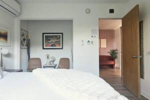 Postel nebo postele na pokoji v ubytování Mid Century 1BR Apt w Patio Near LAX Playa Vista Beach + 11 fotografií