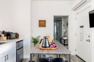 una cocina con mesa y hervidor de agua. en Vibe on the Patio at a Modern Luxury Studio near LAX Beach, en Los Ángeles