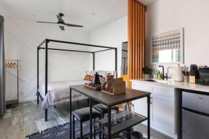 uma cozinha com uma mesa e uma cama num quarto em Vibe on the Patio at a Modern Luxury Studio near LAX Beach em Los Angeles
