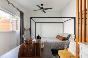 um quarto com uma cama e uma ventoinha de tecto em Vibe on the Patio at a Modern Luxury Studio near LAX Beach em Los Angeles