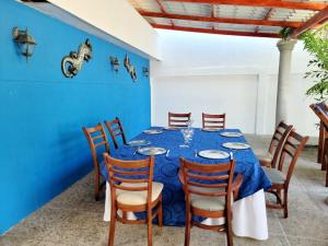 ein blaues Esszimmer mit einem Tisch und Stühlen in der Unterkunft Hotel Casa del Sol in Managua