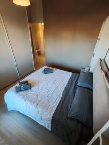 una camera da letto con un letto con due sacchi sopra di Relax al Mare a Vallecrosia