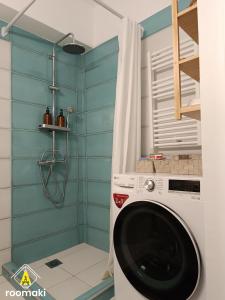 y baño con ducha y lavadora. en roomaki -tasteful studio in the center w/ parking, en Chalkida