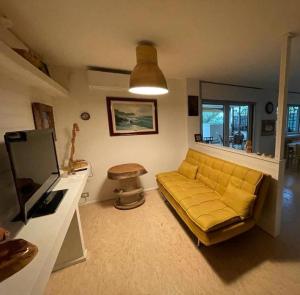sala de estar con sofá amarillo y mesa en Trieste Sea Life, en Trieste