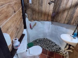 a bathroom with a leopard print floor and a toilet and sink at Chalet OCULTO Acceso al Rio Cristalino/Fogata/Hamacas in San Francisco