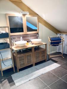 Un baño con dos lavabos en una habitación. en maison cocooning, en Gesnes-le-Gandelin 8 fotos más