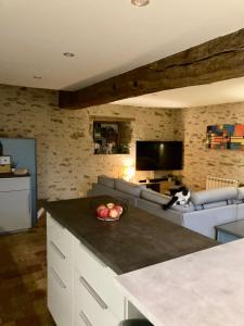 cocina y sala de estar con un bol de manzanas en la barra en maison cocooning, en Gesnes-le-Gandelin