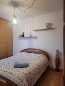 una camera da letto con un letto con un cuscino blu di Flat lemon a Trento