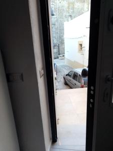 een deur met uitzicht op een auto in een straat bij Dimora del Malconsiglio in Miglionico