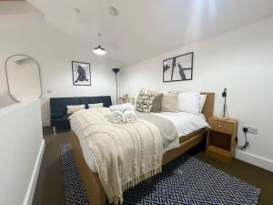 Camden Loft Apartment- 3 tesisinde bir odada yatak veya yataklar