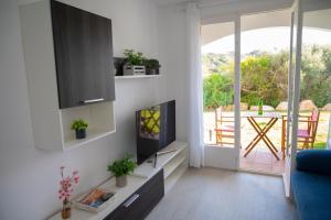 a living room with a couch and a view of a patio at Apartamento Sol Isla Arenal de'n Castell in Arenal d'en Castell