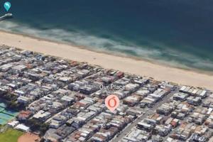 マンハッタン・ビーチにあるSpectacular Ocean and Pier View Lux Family Vacationの海辺の駐車場の空中ビュー